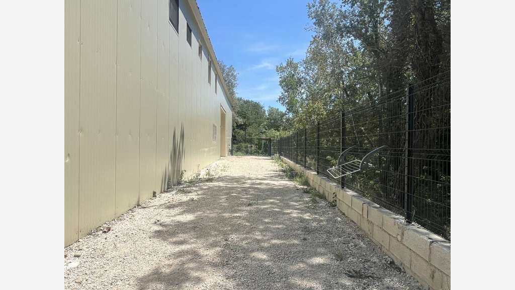 Loue local d'activité 200m² en za de Vallabrègues