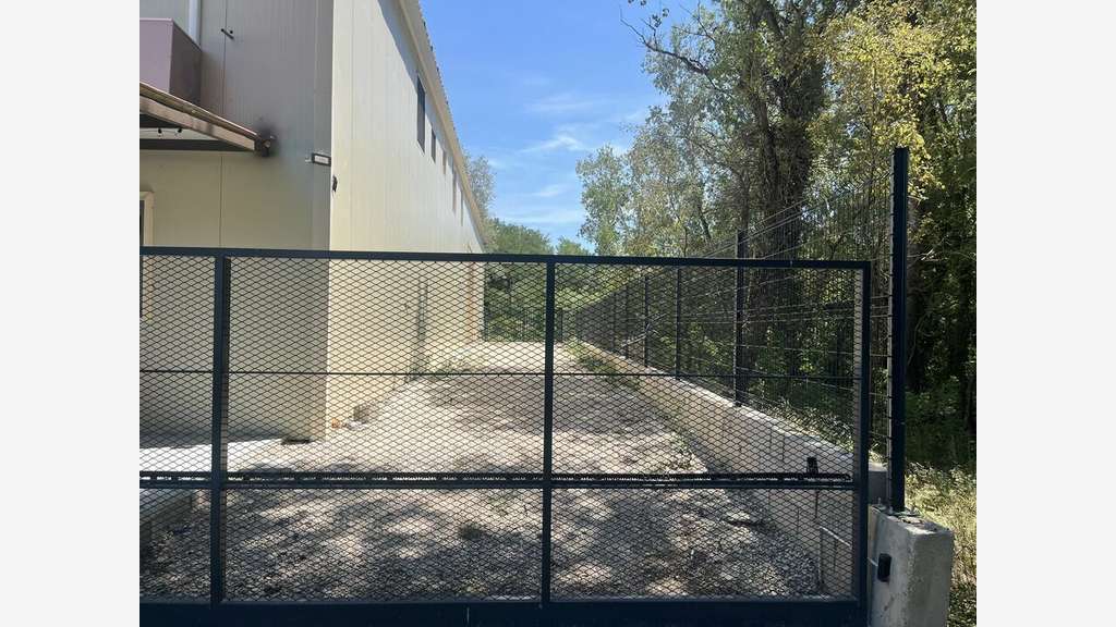 Loue local d'activité 200m² en za de Vallabrègues