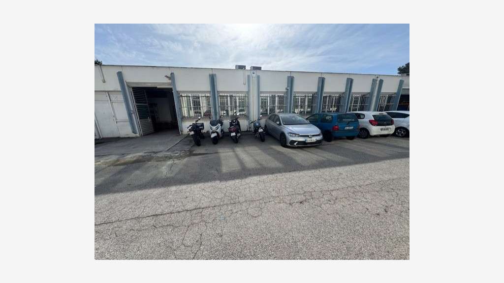 A louer local d'activité bureaux 960m² à Vallauris