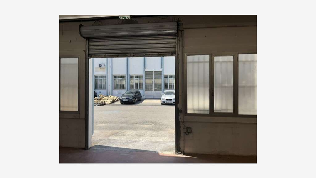A louer local d'activité 240m² + parking Vallauris
