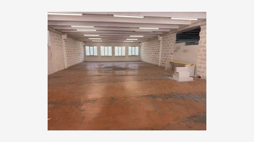 A louer local d'activité 240m² + parking Vallauris