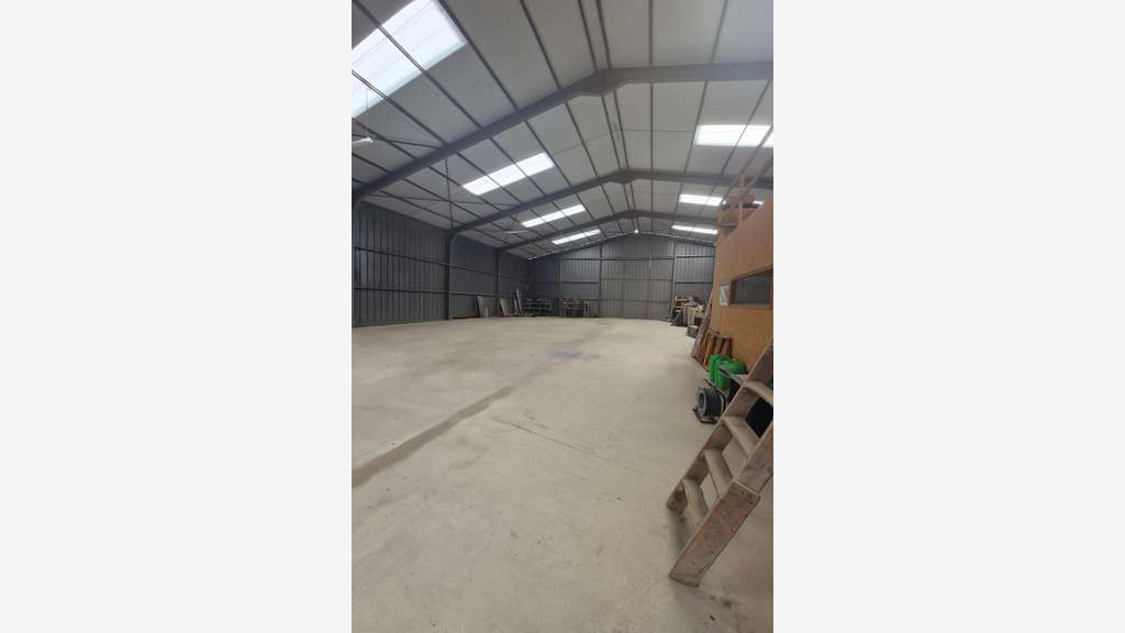 Loue local d'activités isolé de 500m² Vannes Est