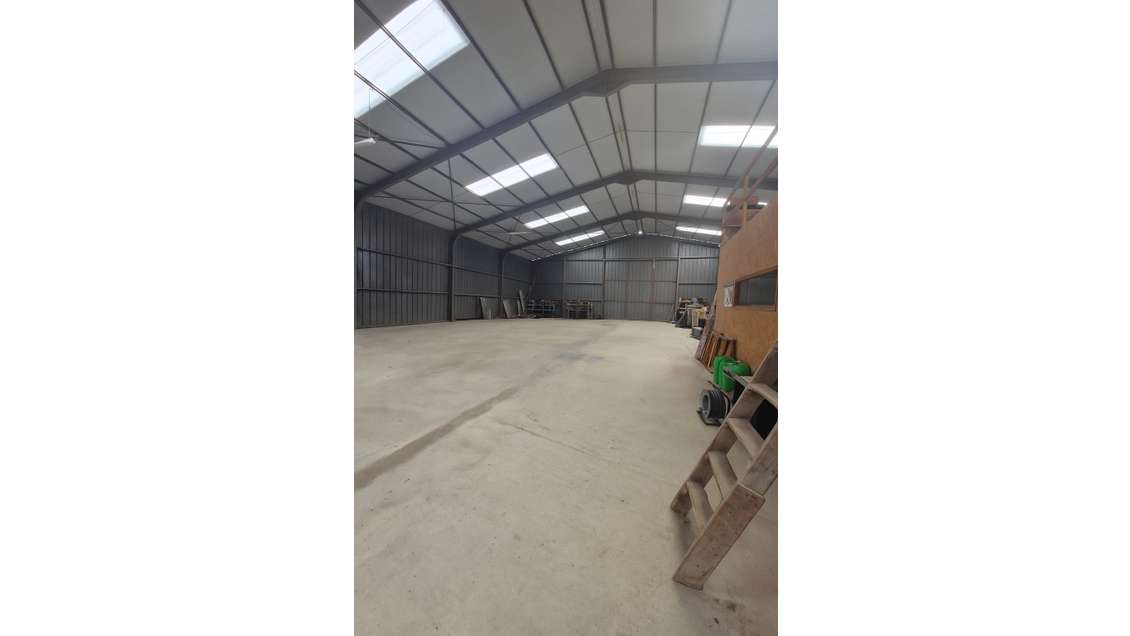 Loue local d'activités isolé de 500m² Vannes Est