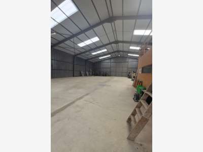 Loue local d'activités isolé de 500m² Vannes Est