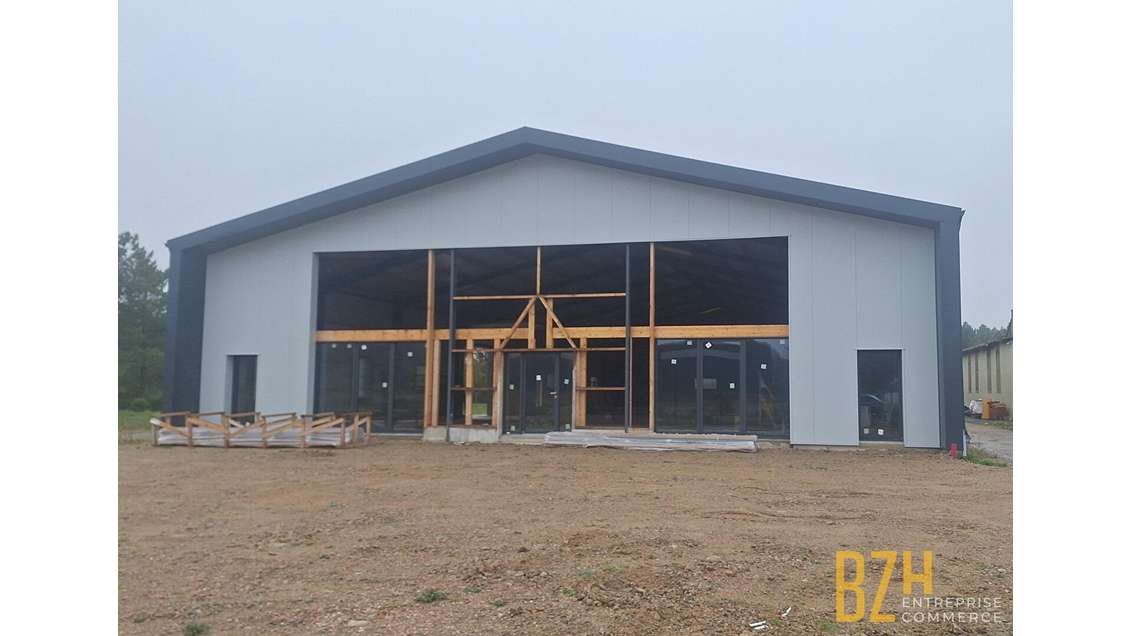 A louer local 950m² sur 4 800m² à Vannes RN166