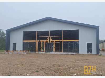 A louer local 950m² sur 4 800m² à Vannes RN166