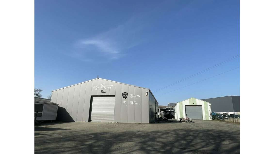 A louer entrepôts 530m² Vannes zone Kermelin