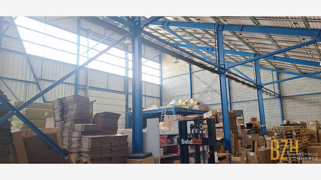 A louer local d'activité de 850m² à Vannes Est