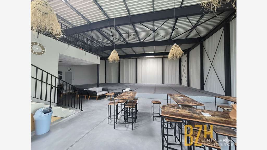 A louer local d'activité 750m² Vannes Ouest RN165 