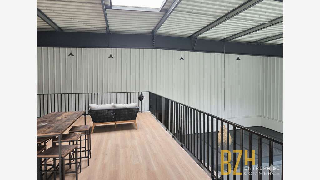 A louer local d'activité 750m² Vannes Ouest RN165 