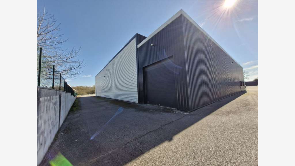 Local d’activité 820m² à louer à Vannes Est