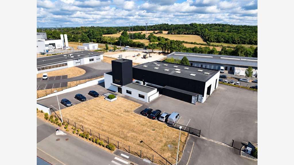 Local d’activité 820m² à louer à Vannes Est