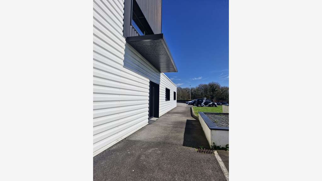 Local d’activité 820m² à louer à Vannes Est