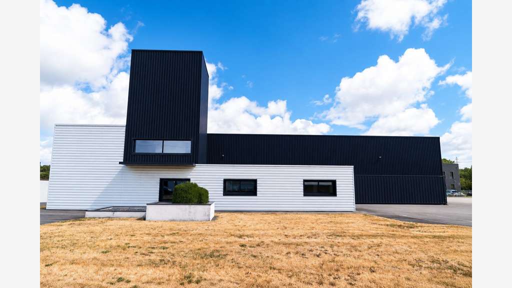 Local d’activité 820m² à louer à Vannes Est
