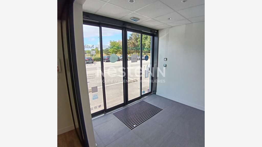 Local professionnel à louer Vannes 140 m2-Parking