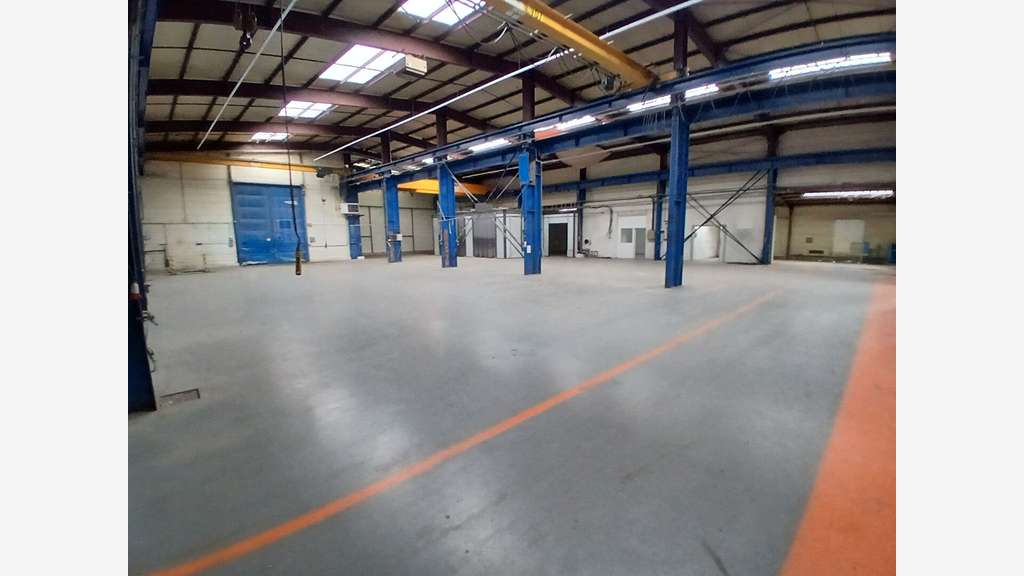A LOUER Local d'activité de plus 3600 m2 sur 10 