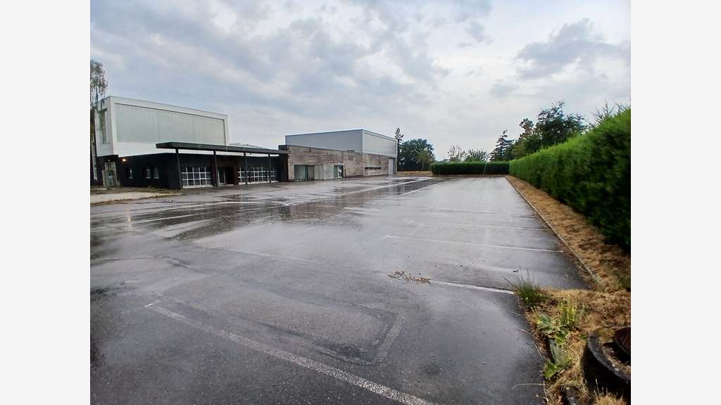 A LOUER Local d'activité de plus 3600 m2 sur 10 