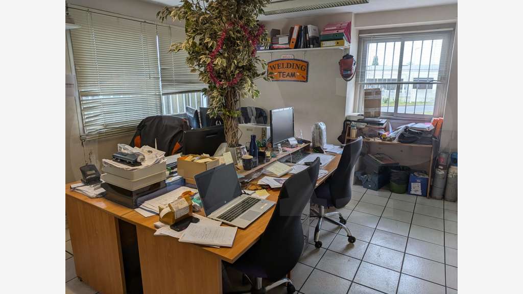 A louer bâtiment 700m² Vannes Zone du Prat 