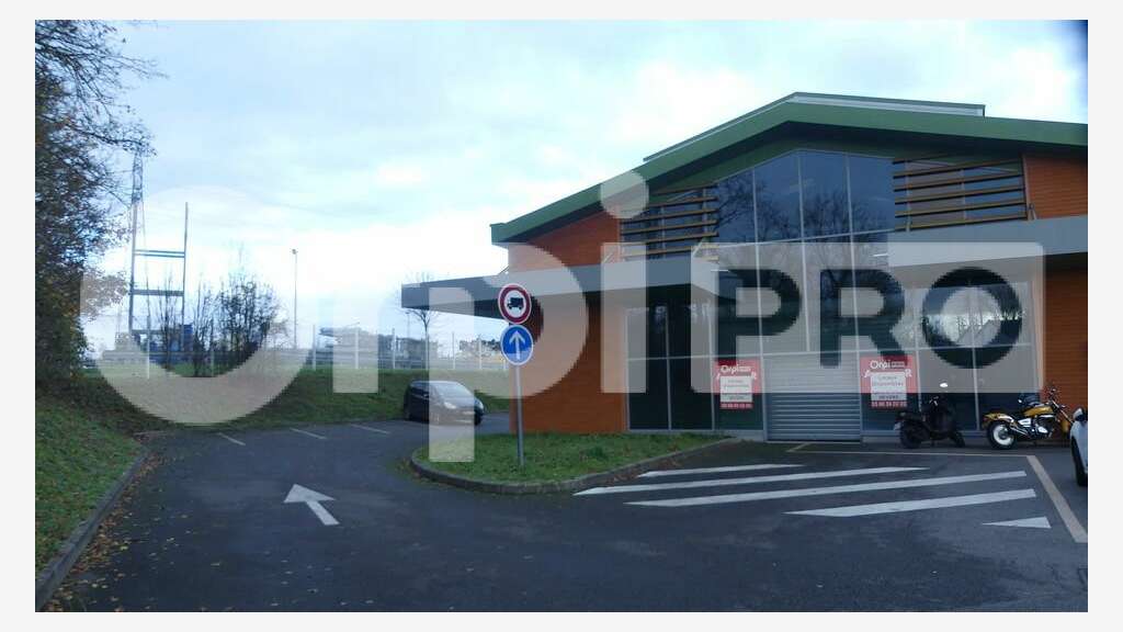 A louer bâtiment 726m² à 2 mn entrée/sortie A77