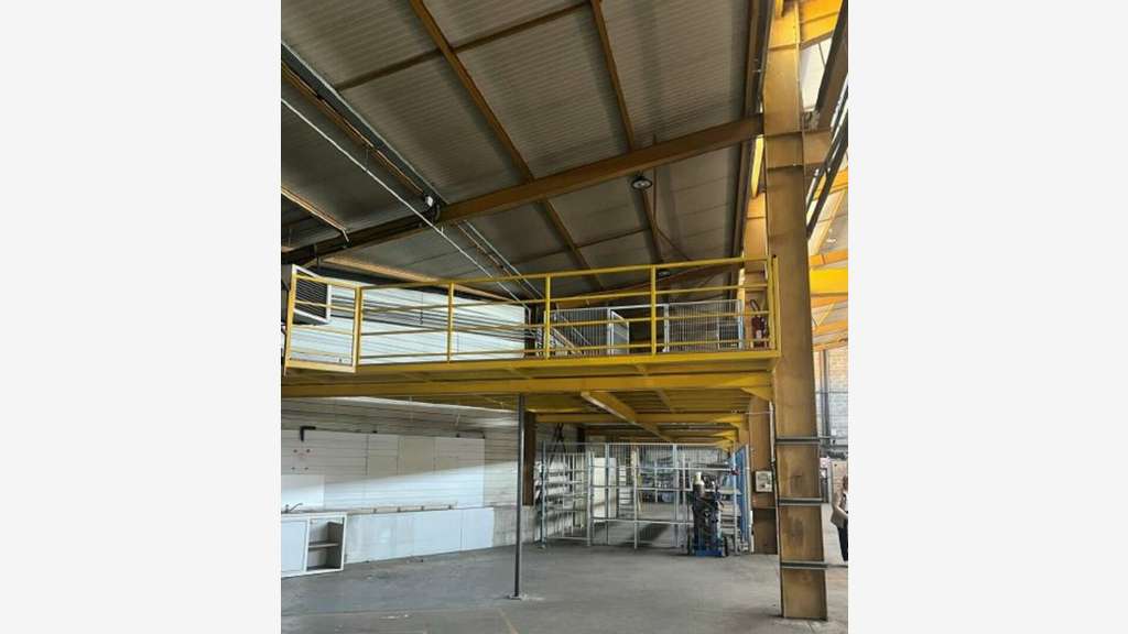 Local d'activité 2140m² à louer à Vaulx-en-Velin