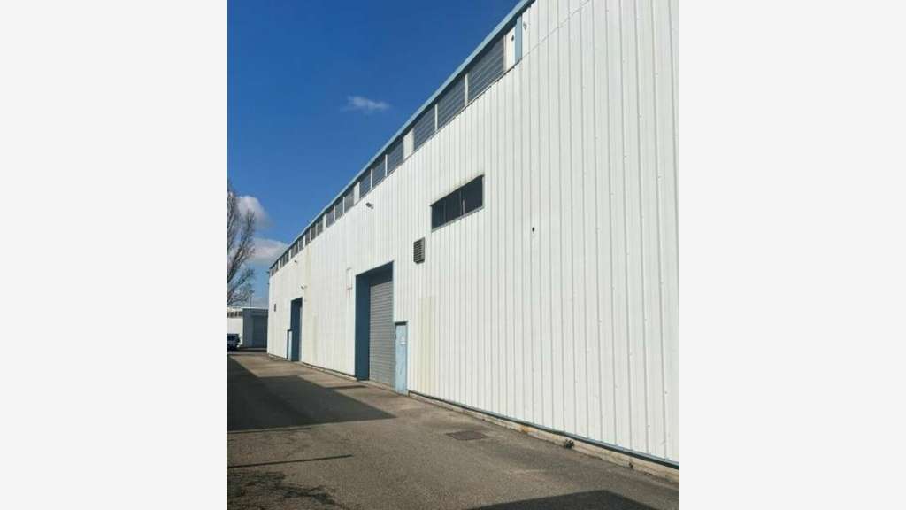 Local d'activité 2140m² à louer à Vaulx-en-Velin