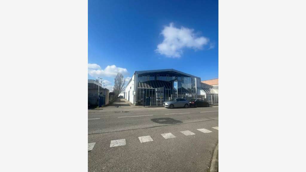 Local d'activité 2140m² à louer à Vaulx-en-Velin