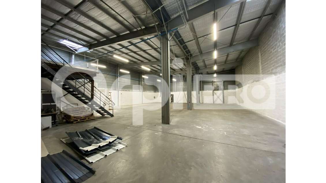 Local d'activité 500m² à louer à Vaulx-en-Velin