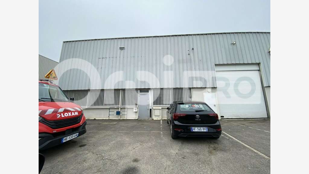 Local d'activité 500m² à louer à Vaulx-en-Velin