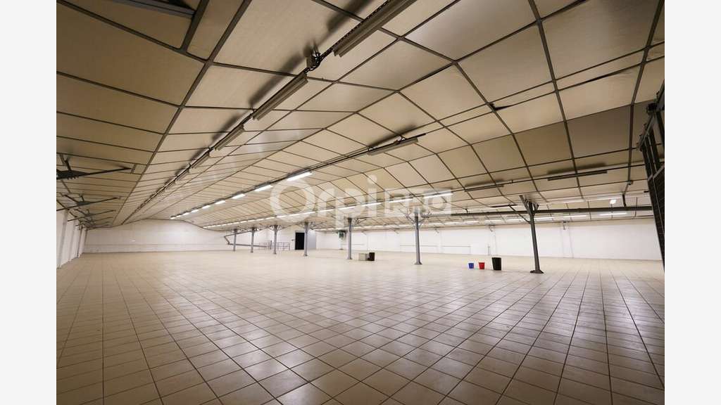 Local d'activité à louer 411m² à Vaulx-en-Velin