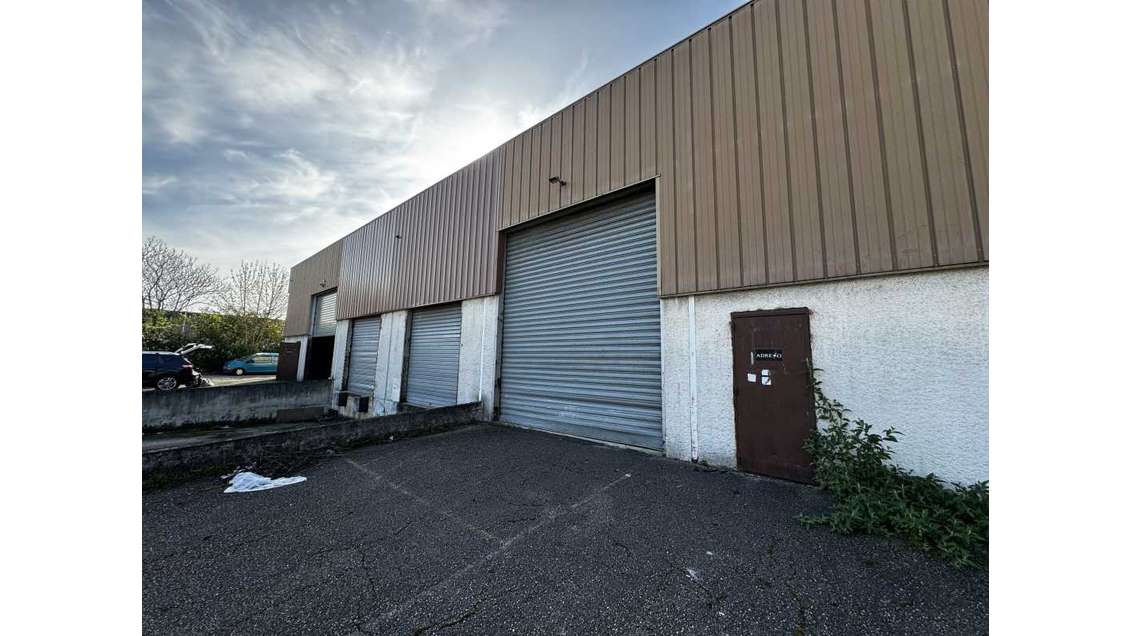 Loue bâtiment d'activité 1180m² à Vaulx-en-Velin