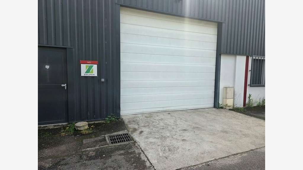 Loue entrepôt de 209m² + parkings Vaulx en Velin