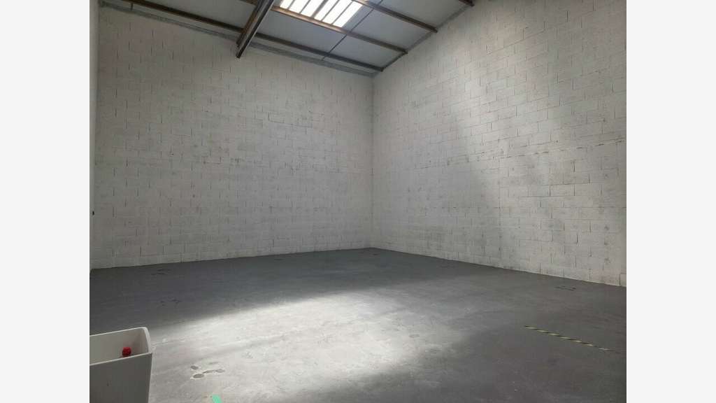 Loue entrepôt de 209m² + parkings Vaulx en Velin