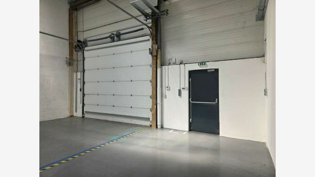 Loue entrepôt de 209m² + parkings Vaulx en Velin
