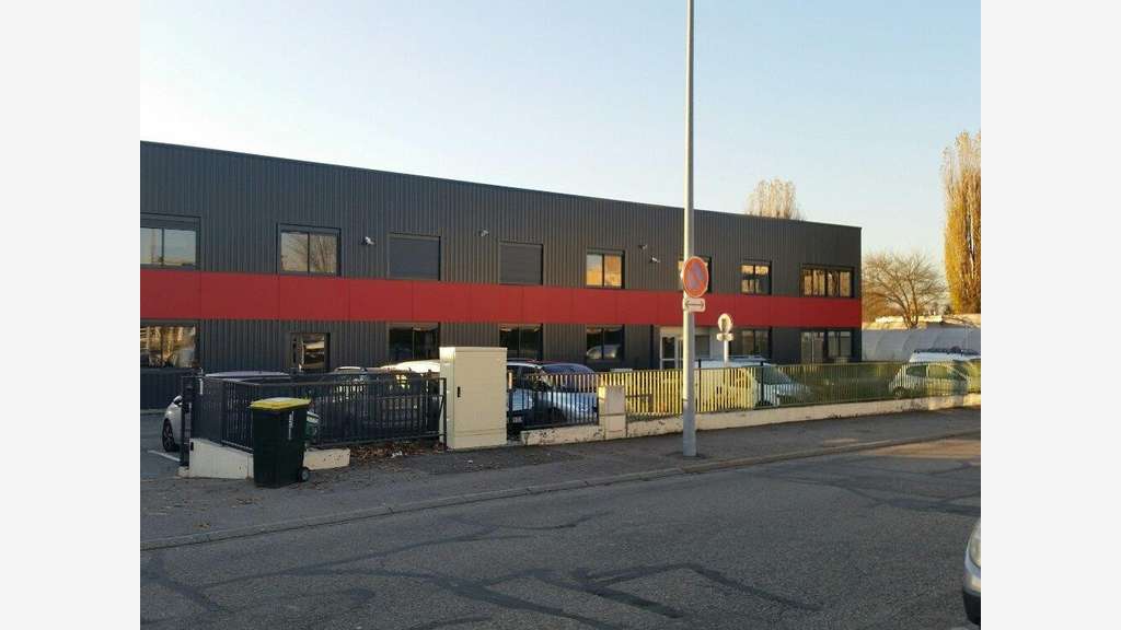 Loue entrepôt de 209m² + parkings Vaulx en Velin