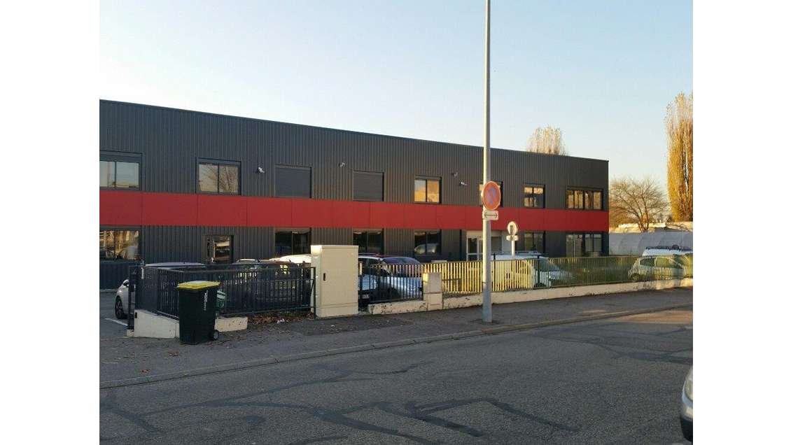 Loue entrepôt de 209m² + parkings Vaulx en Velin
