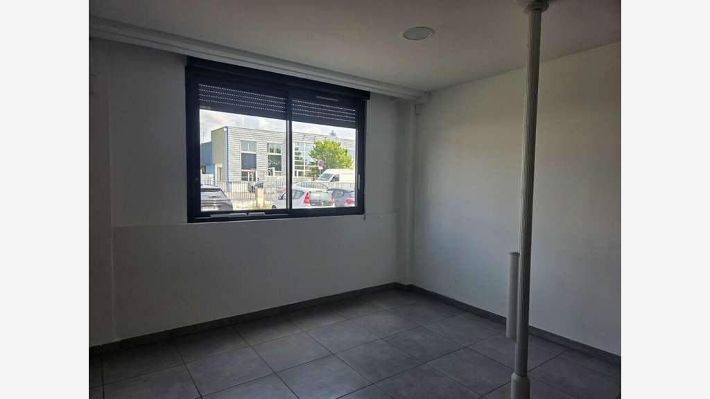 Loue entrepôt de 209m² + parkings Vaulx en Velin