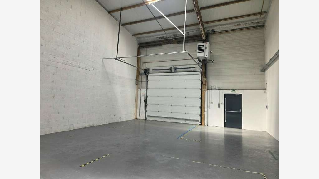 Loue entrepôt de 209m² + parkings Vaulx en Velin