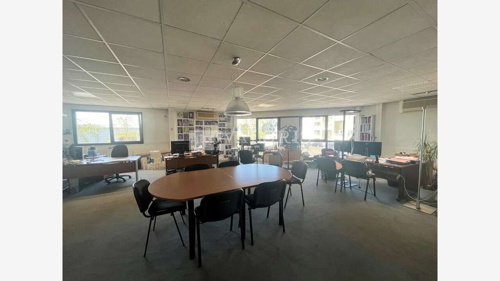 A louer local mixte 898m² à Vaulx-en-Velin