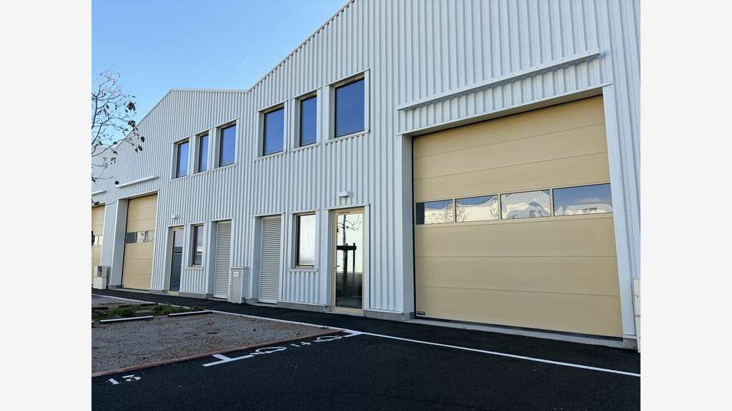 A louer locaux à partir de 322m² à Vaulx-en-Velin