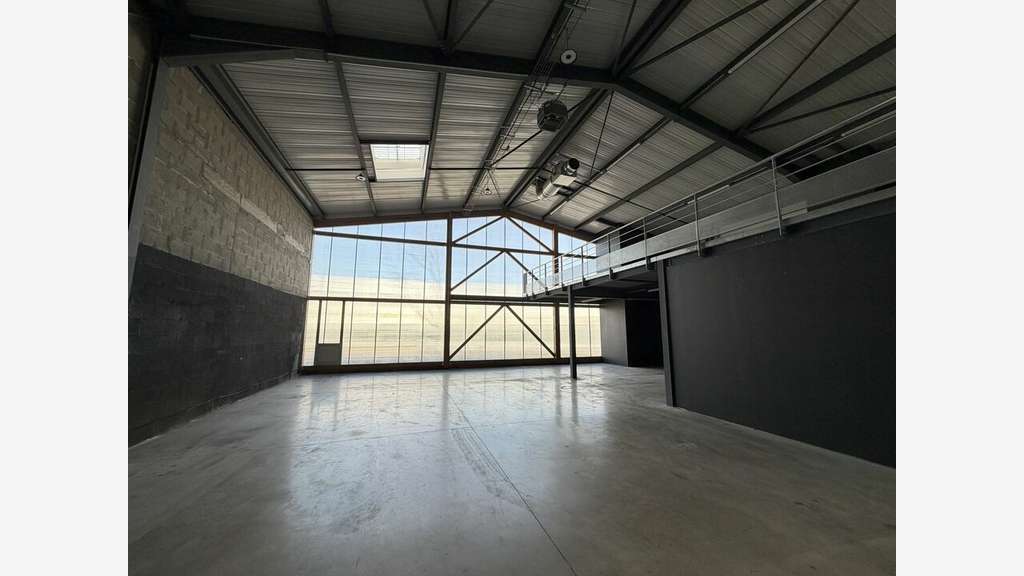 A louer locaux à partir de 322m² à Vaulx-en-Velin