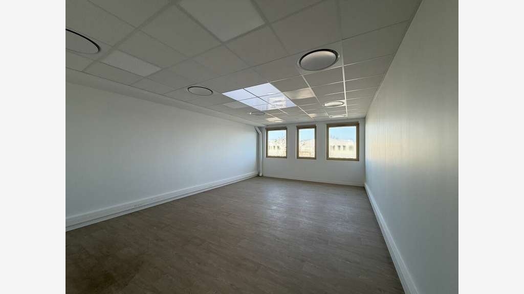 A louer locaux à partir de 322m² à Vaulx-en-Velin