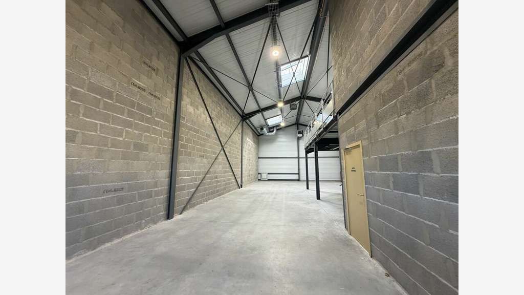 A louer locaux à partir de 322m² à Vaulx-en-Velin