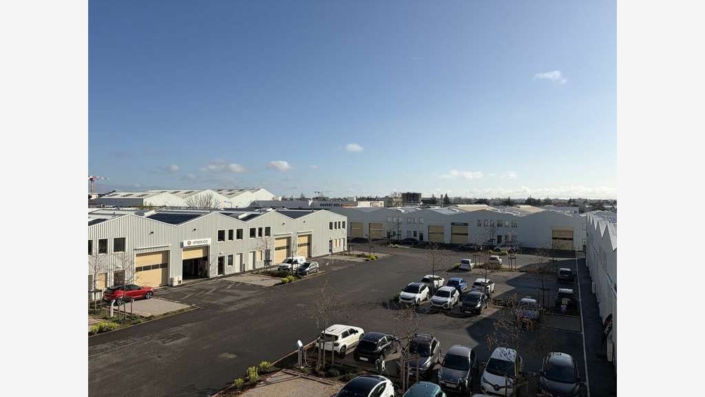 A louer locaux à partir de 322m² à Vaulx-en-Velin