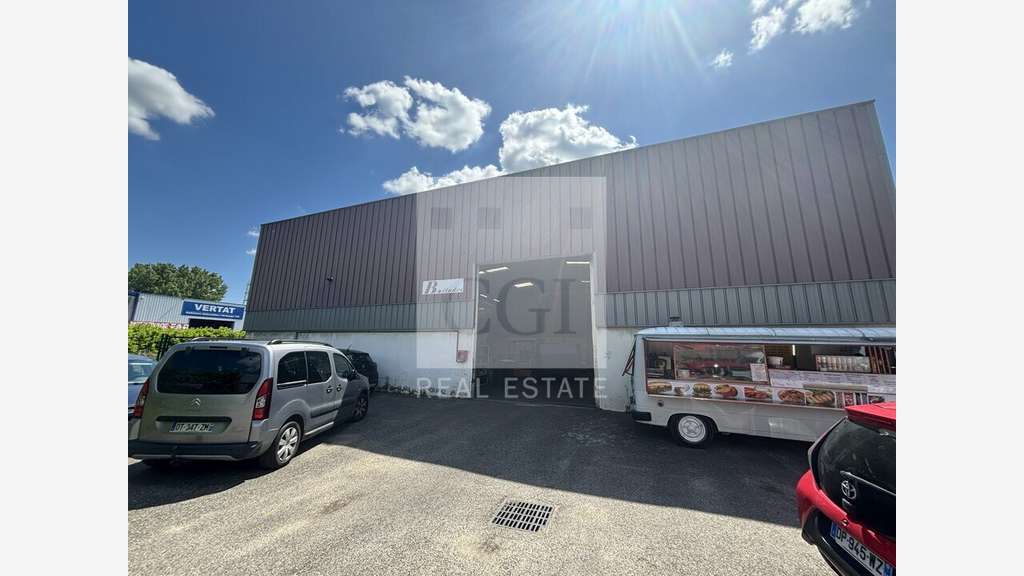 Local d'activité de 450m² à louer à Vaulx-en-Velin