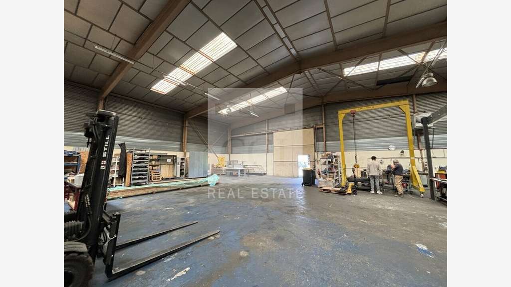 Local d'activité de 450m² à louer à Vaulx-en-Velin