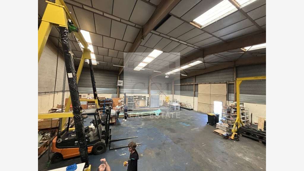 Local d'activité de 450m² à louer à Vaulx-en-Velin