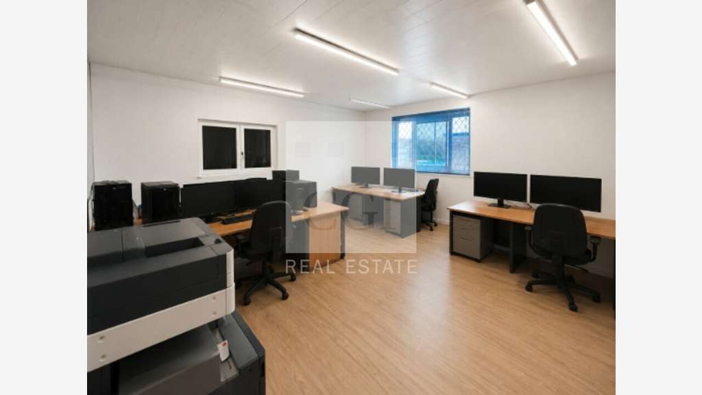 Local d'activité de 450m² à louer à Vaulx-en-Velin