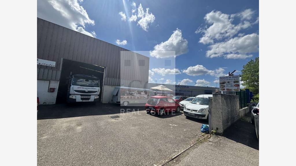 Local d'activité de 450m² à louer à Vaulx-en-Velin