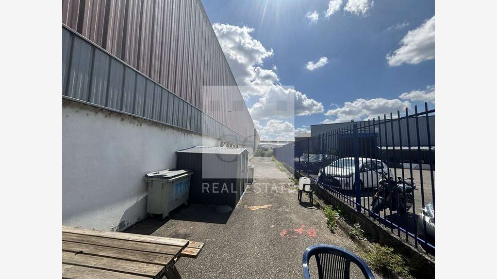Local d'activité de 450m² à louer à Vaulx-en-Velin