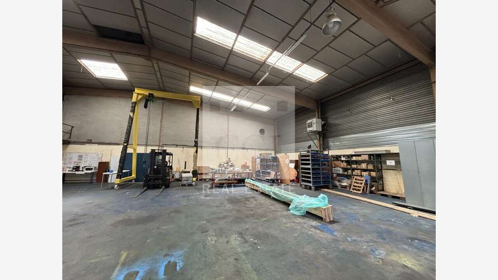 Local d'activité de 450m² à louer à Vaulx-en-Velin